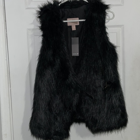 2/$30- Two faux fur vests bundle BNWT - Picture 4 of 6
